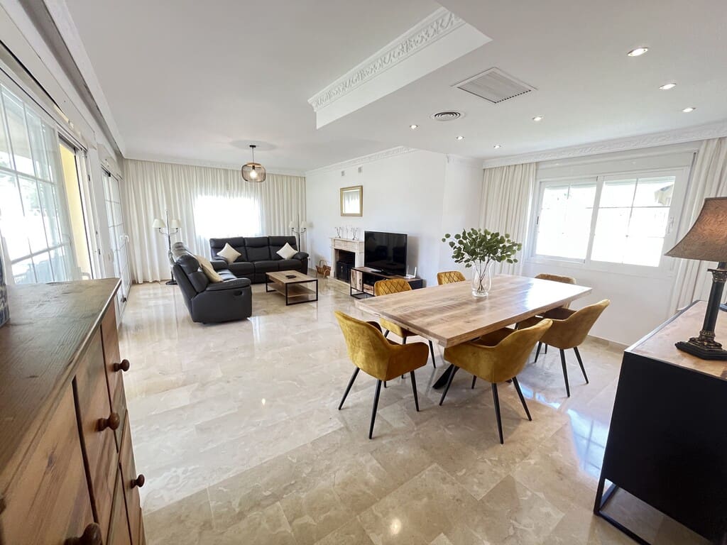 Villa/Maison de 3 chambres à louer à Las Chapas avec piscine garage - 5 800 € (Ref: 10115493)
