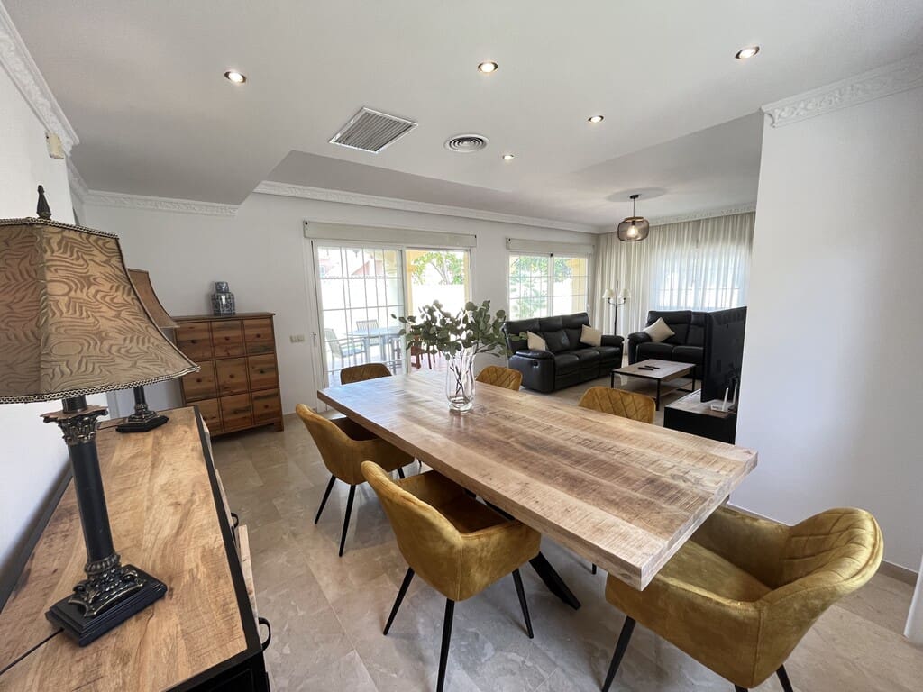 Villa/Maison de 3 chambres à louer à Las Chapas avec piscine garage - 5 800 € (Ref: 10115493)