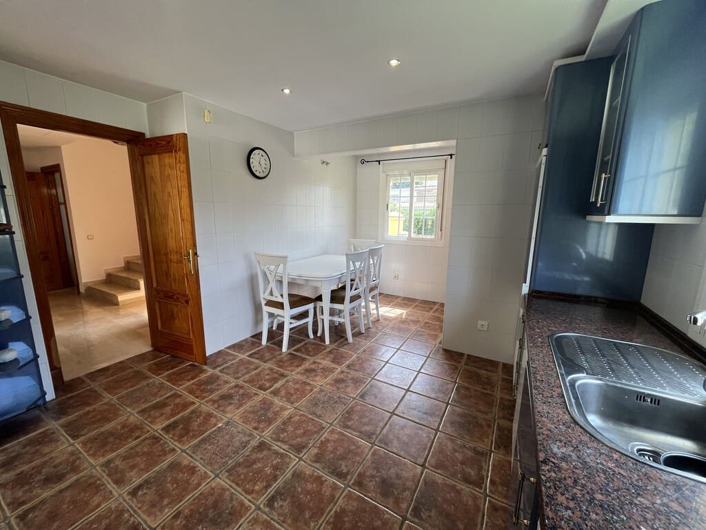 Villa/Maison de 3 chambres à louer à Las Chapas avec piscine garage - 5 800 € (Ref: 10115493)
