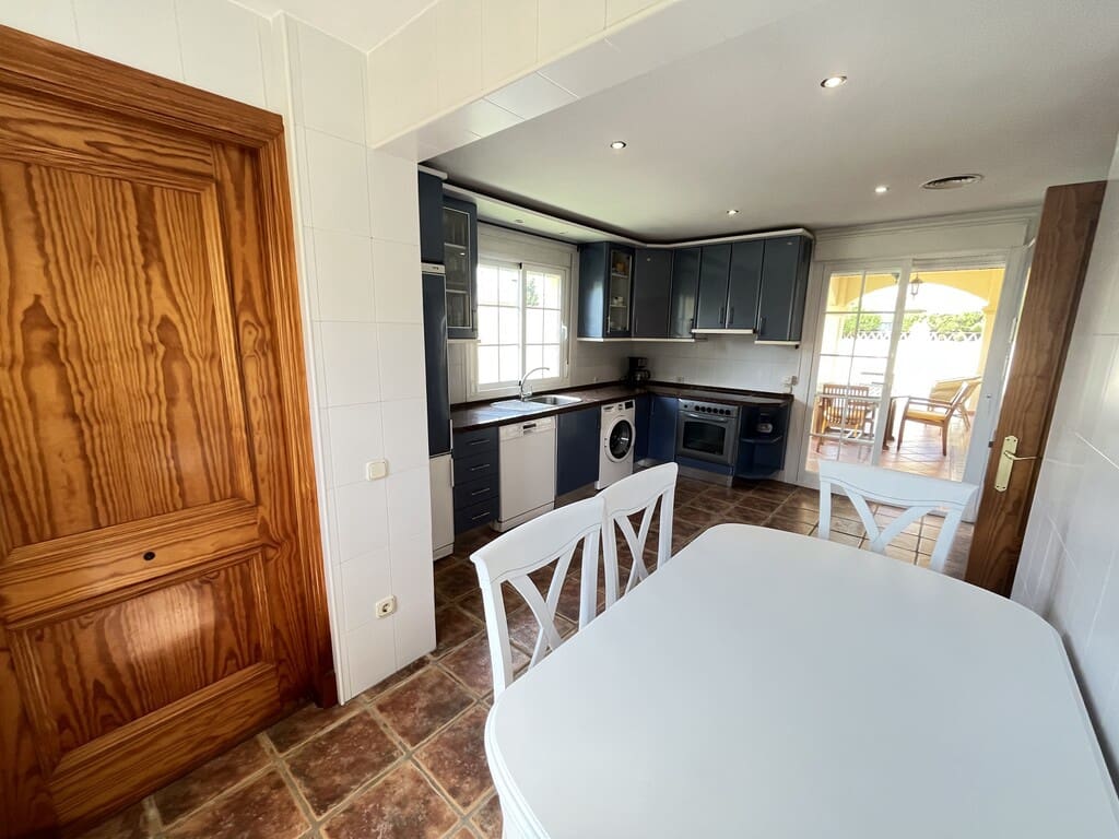 Villa/Maison de 3 chambres à louer à Las Chapas avec piscine garage - 5 800 € (Ref: 10115493)