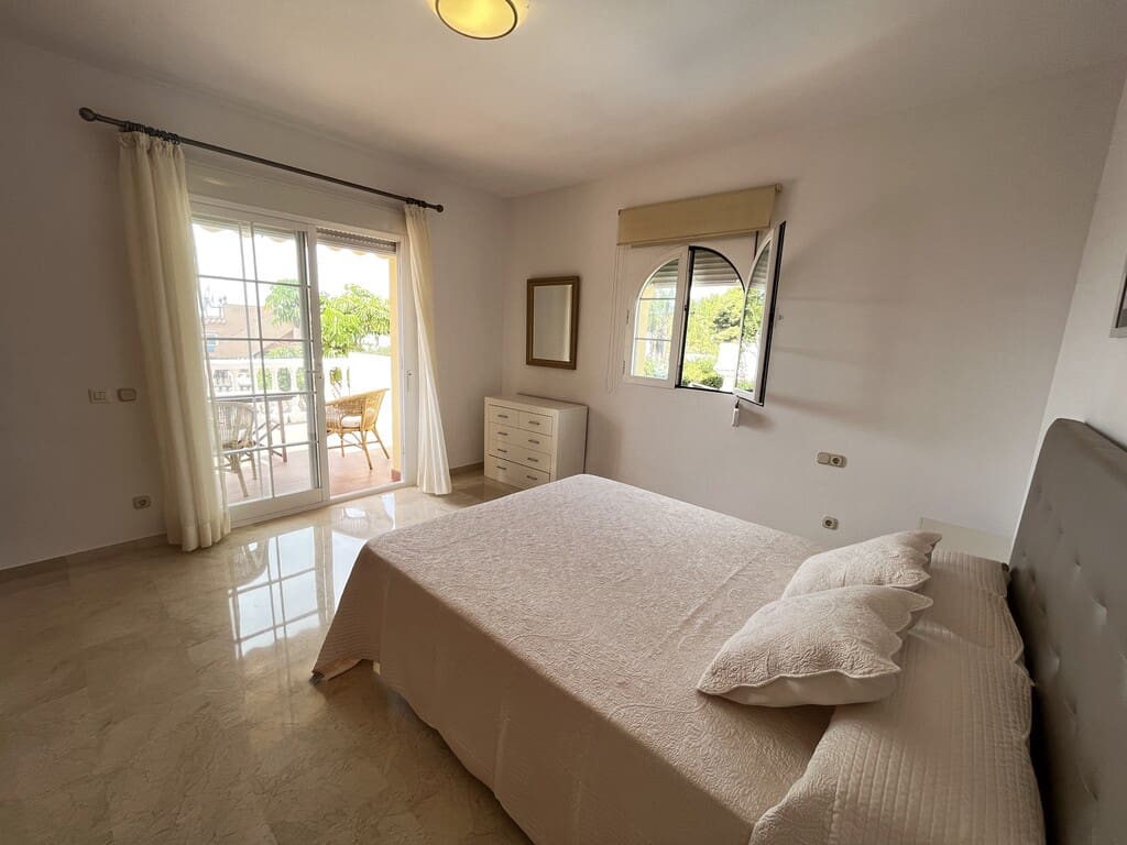 Villa/Maison de 3 chambres à louer à Las Chapas avec piscine garage - 5 800 € (Ref: 10115493)