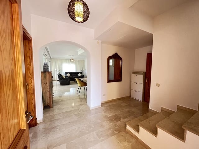Villa/Maison de 3 chambres à louer à Las Chapas, Marbella avec piscine garage - 5 800 € (Ref: 10115493)