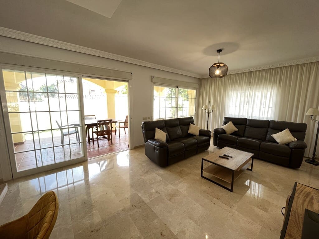 Villa/Maison de 3 chambres à louer à Las Chapas avec piscine garage - 5 800 € (Ref: 10115493)