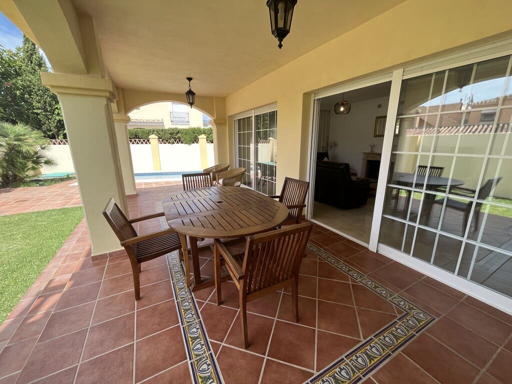 Villa/Maison de 3 chambres à louer à Las Chapas avec piscine garage - 5 800 € (Ref: 10115493)