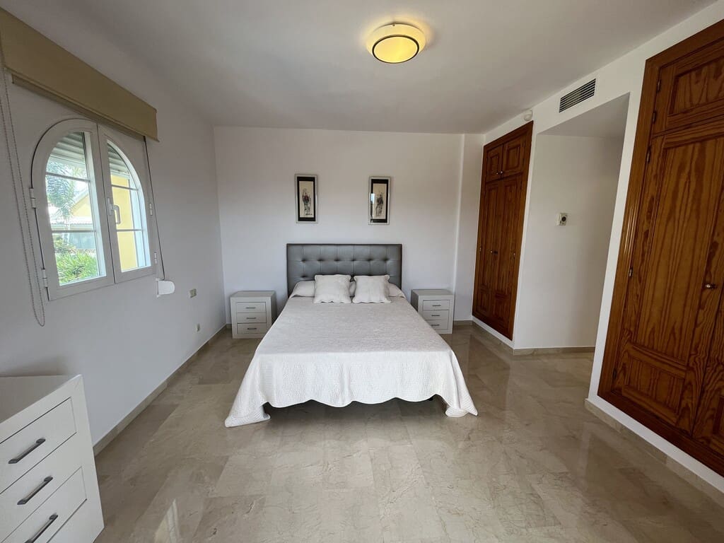 Villa/Maison de 3 chambres à louer à Las Chapas avec piscine garage - 5 800 € (Ref: 10115493)