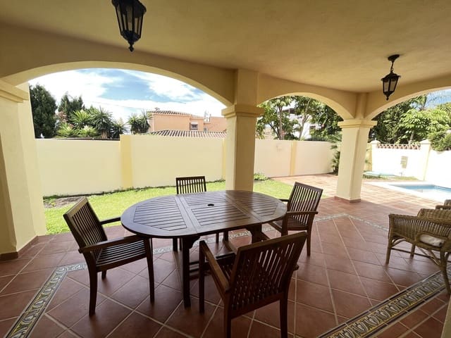 Villa/Maison de 3 chambres à louer à Las Chapas, Marbella avec piscine garage - 5 800 € (Ref: 10115493)