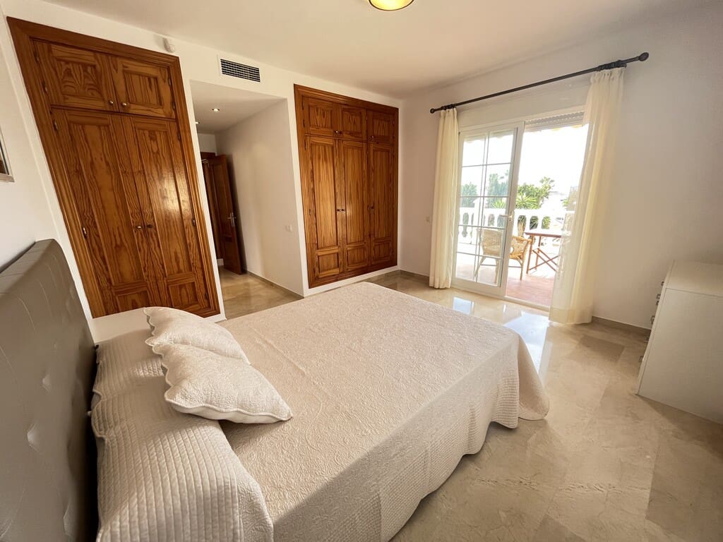 Villa/Maison de 3 chambres à louer à Las Chapas avec piscine garage - 5 800 € (Ref: 10115493)