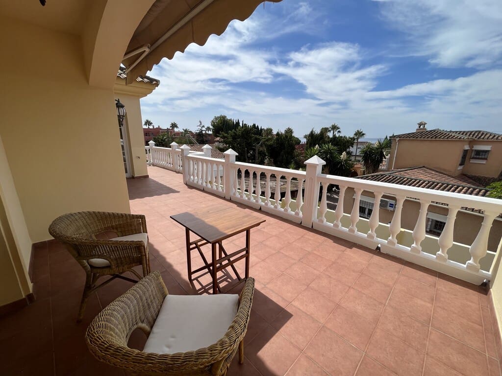 Villa/Maison de 3 chambres à louer à Las Chapas avec piscine garage - 5 800 € (Ref: 10115493)