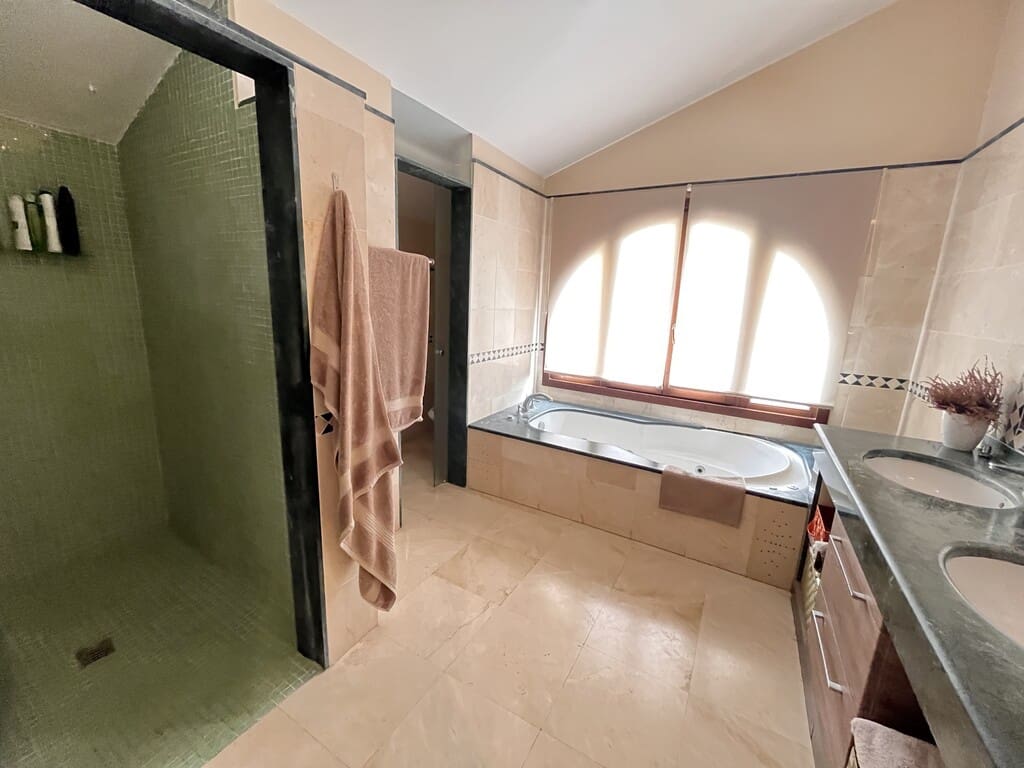 4 chambre Villa/Maison à vendre à Los Monteros avec garage - 955 000 € (Ref: 10131313)