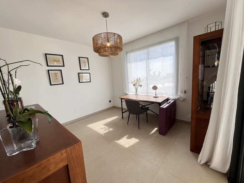 4 sypialnia Willa do wynajęcia w Las Chapas z basenem garażem - 8 000 € (Ref: 10182473)