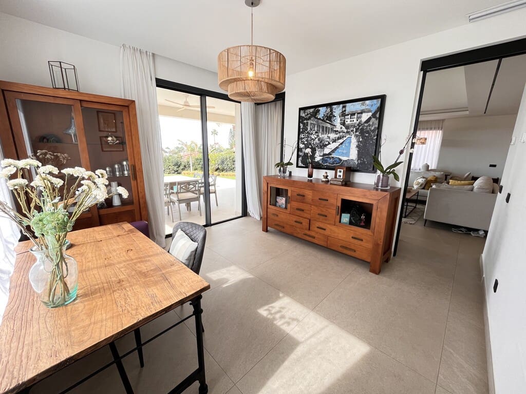4 sypialnia Willa do wynajęcia w Las Chapas z basenem garażem - 8 000 € (Ref: 10182473)
