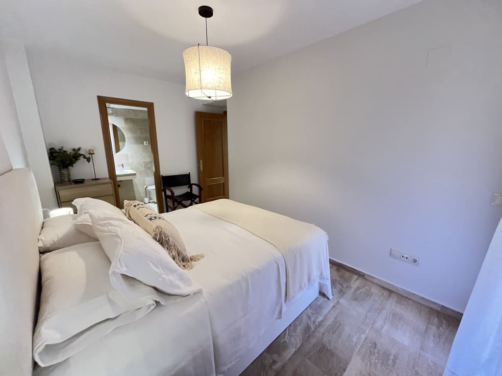 2 bedroom Apartment for rent in Las Chapas with pool - € 1,500 (Ref: 9282946)