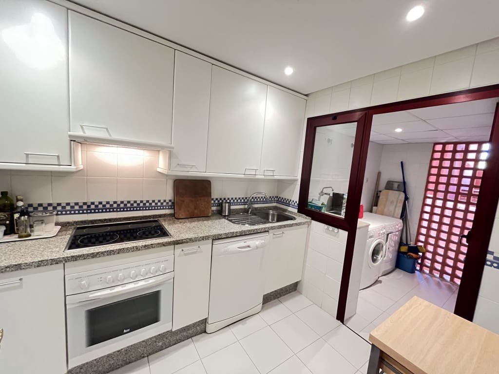 2 soveværelse Lejlighed til leje i Los Monteros med swimmingpool garage - € 1.500 (Ref: 9282949)