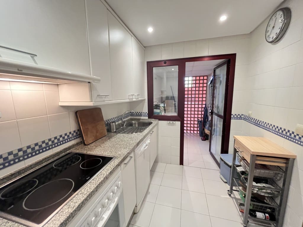 2 soveværelse Lejlighed til leje i Los Monteros med swimmingpool garage - € 1.500 (Ref: 9282949)