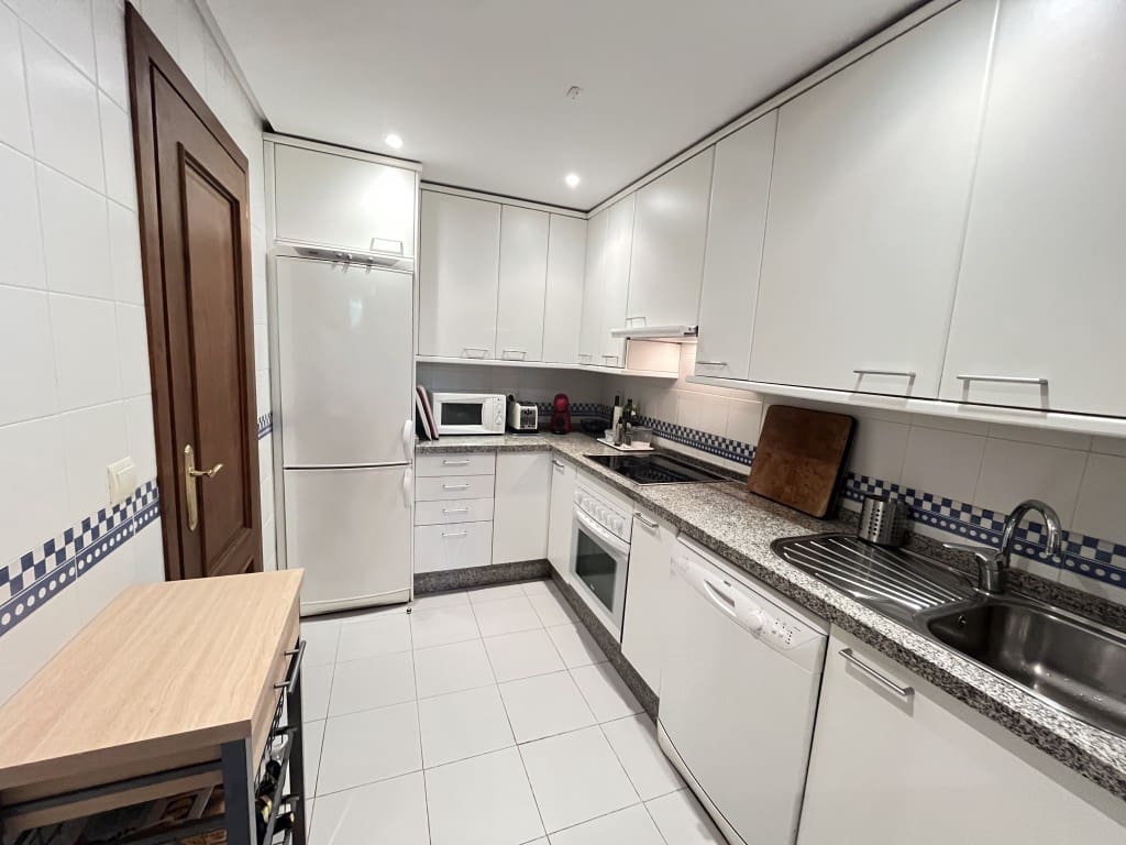 2 soveværelse Lejlighed til leje i Los Monteros med swimmingpool garage - € 1.500 (Ref: 9282949)