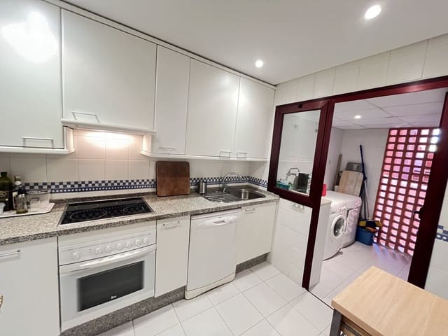 2 soverom Leilighet til leie i Los Monteros, Marbella med svømmebasseng garasje - € 1 500 (Ref: 9282949)