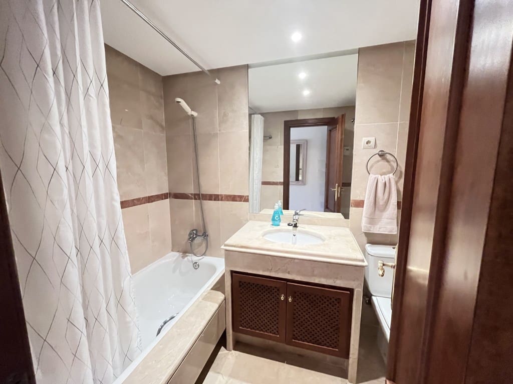 2 soveværelse Lejlighed til leje i Los Monteros med swimmingpool garage - € 1.500 (Ref: 9282949)