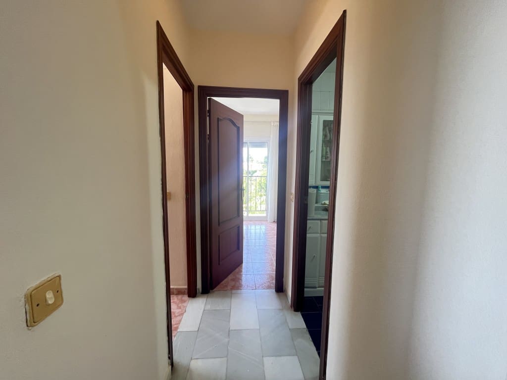 2 bedroom Apartment for sale in Calahonda with pool - € 300,000 (Ref: 9402880)