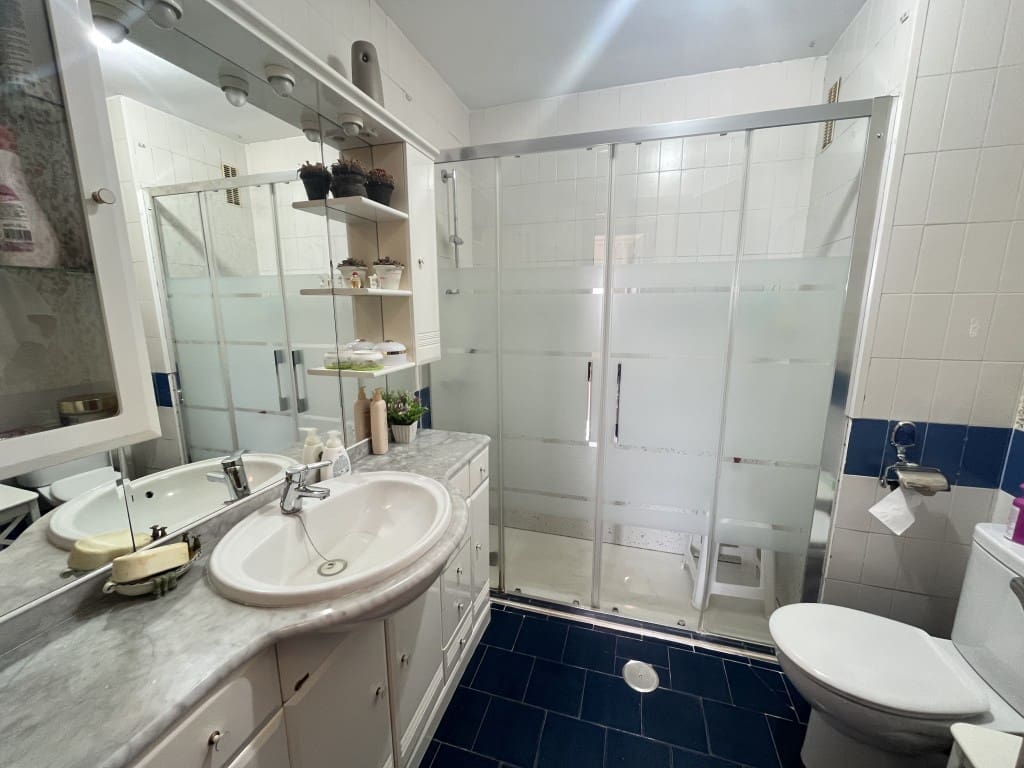 2 bedroom Apartment for sale in Calahonda with pool - € 300,000 (Ref: 9402880)