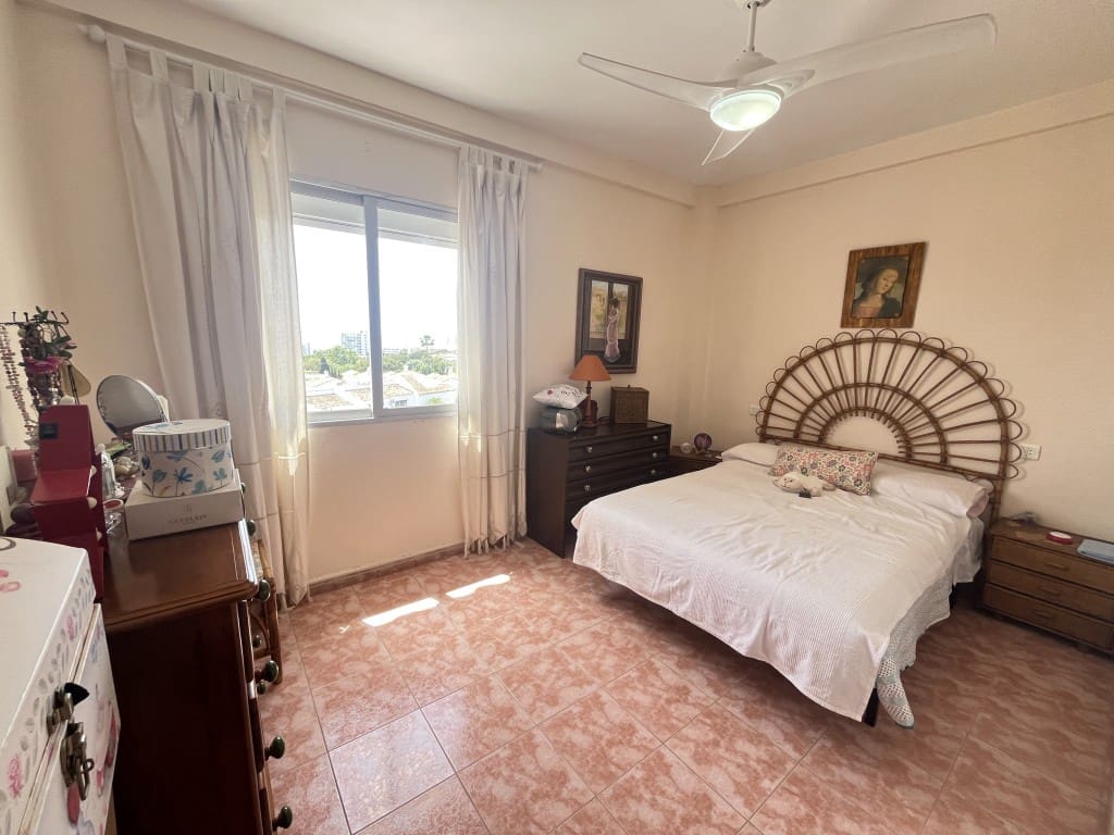 2 bedroom Apartment for sale in Calahonda with pool - € 300,000 (Ref: 9402880)