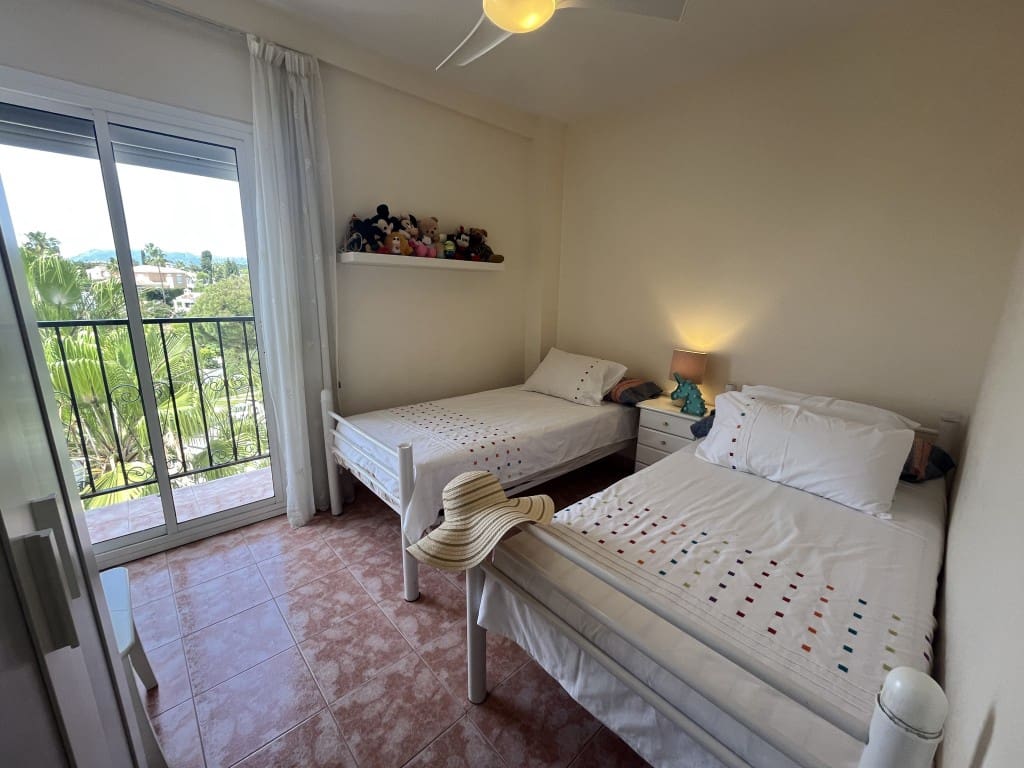 2 bedroom Apartment for sale in Calahonda with pool - € 300,000 (Ref: 9402880)