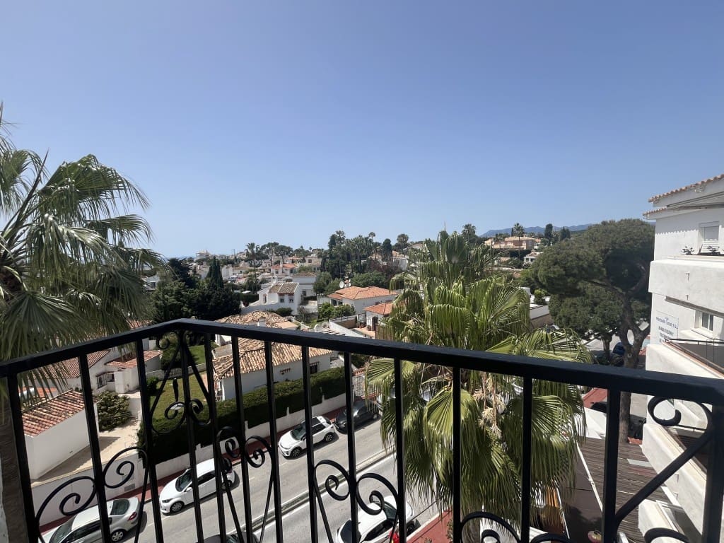 2 bedroom Apartment for sale in Calahonda with pool - € 300,000 (Ref: 9402880)