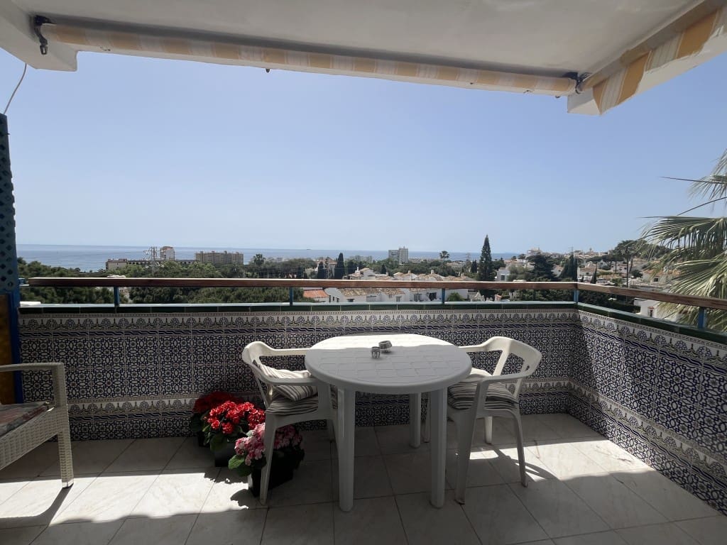 2 bedroom Apartment for sale in Calahonda with pool - € 300,000 (Ref: 9402880)
