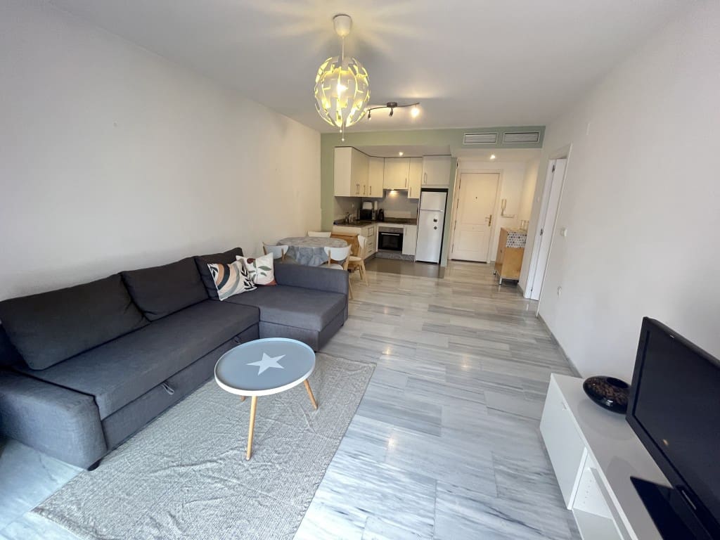 1 makuuhuone Ranta-asunto vuokrattavana paikassa Las Chapas mukana uima-altaan - 1 200 € (Ref: 9418985)