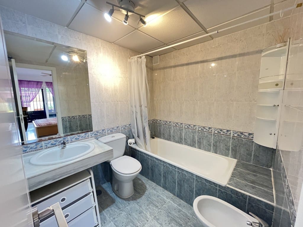 1 makuuhuone Ranta-asunto vuokrattavana paikassa Las Chapas mukana uima-altaan - 1 200 € (Ref: 9418985)