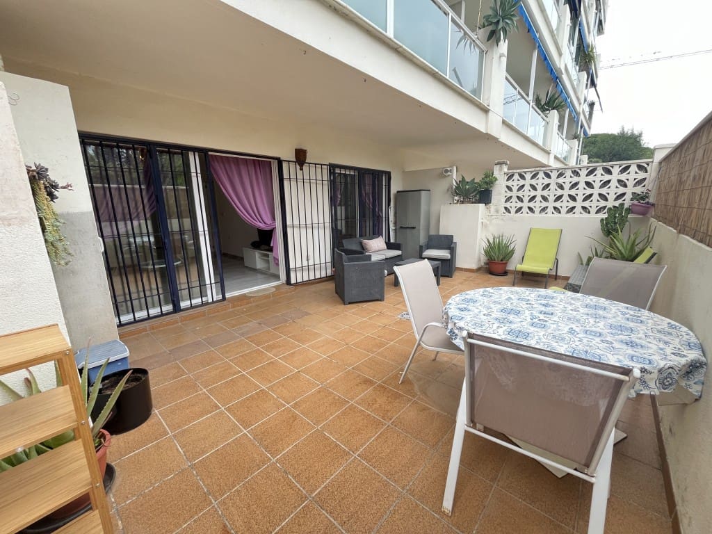 1 makuuhuone Ranta-asunto vuokrattavana paikassa Las Chapas mukana uima-altaan - 1 200 € (Ref: 9418985)