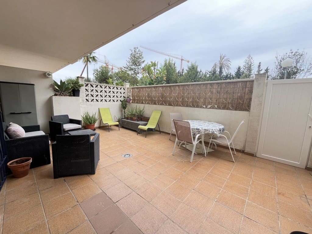 1 makuuhuone Ranta-asunto vuokrattavana paikassa Las Chapas mukana uima-altaan - 1 200 € (Ref: 9418985)