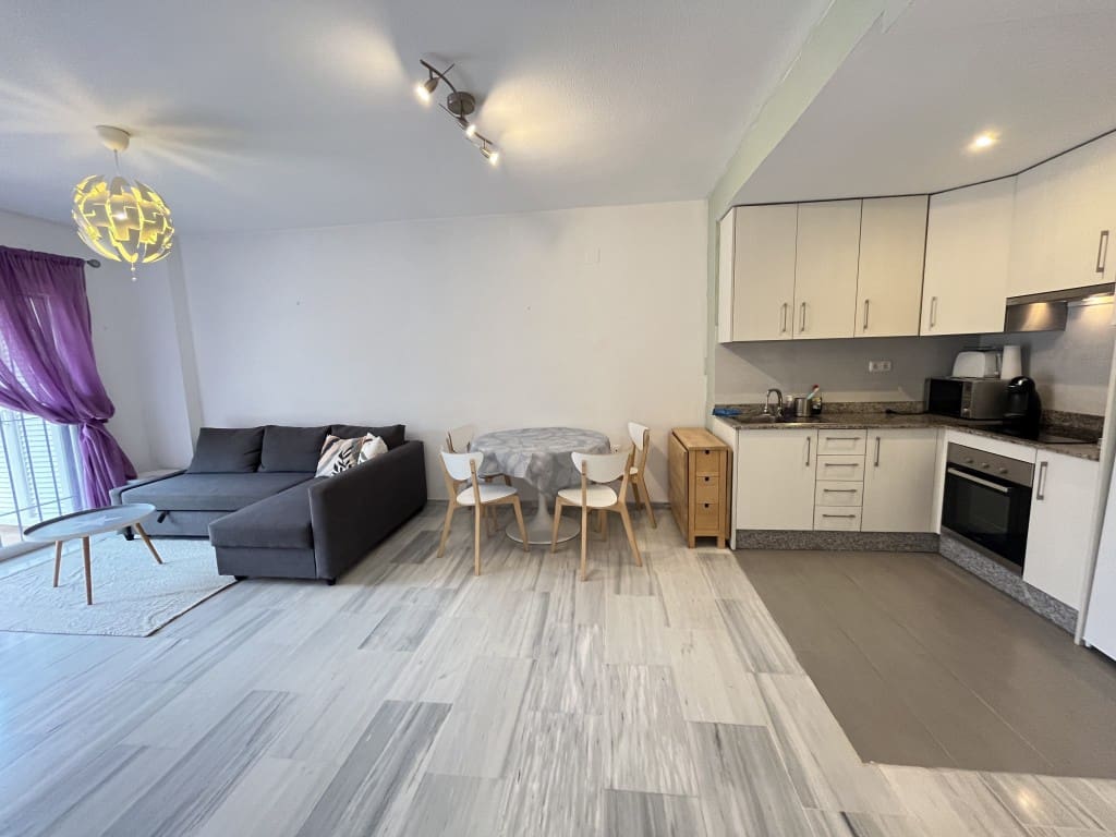 1 makuuhuone Ranta-asunto vuokrattavana paikassa Las Chapas mukana uima-altaan - 1 200 € (Ref: 9418985)