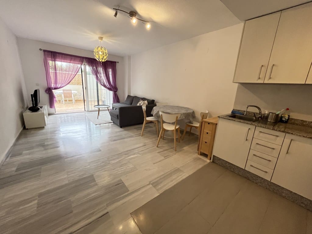 1 makuuhuone Ranta-asunto vuokrattavana paikassa Las Chapas mukana uima-altaan - 1 200 € (Ref: 9418985)