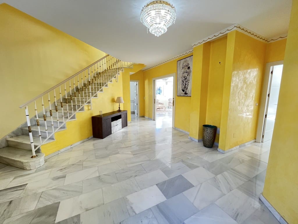 5 makuuhuone Huvila vuokrattavana paikassa Elviria mukana uima-altaan 
autotalli - 7 000 € (Ref: 9430796)