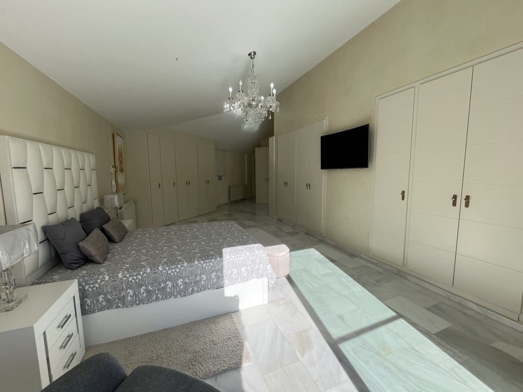 5 makuuhuone Huvila vuokrattavana paikassa Elviria mukana uima-altaan 
autotalli - 7 000 € (Ref: 9430796)