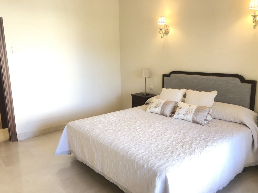 5 bedroom Villa for rent in Las Chapas with pool garage - € 10,000 (Ref: 9790784)