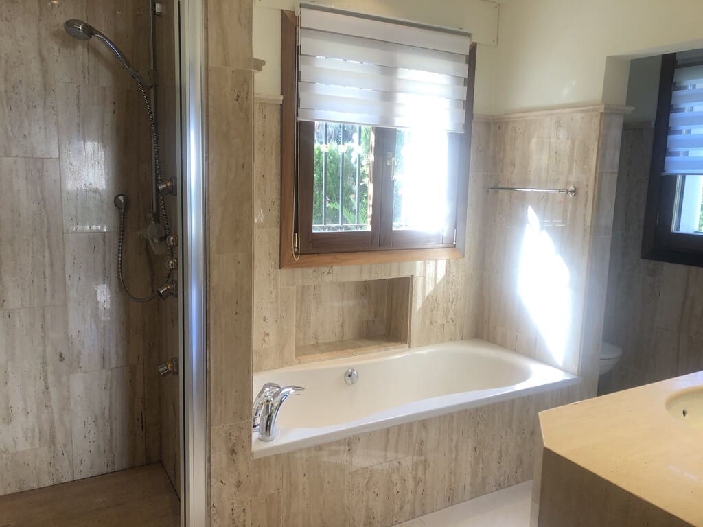 5 bedroom Villa for rent in Las Chapas with pool garage - € 10,000 (Ref: 9790784)