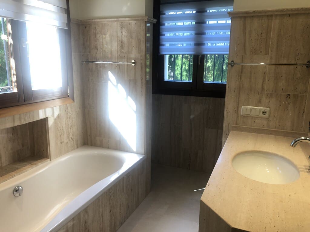 5 bedroom Villa for rent in Las Chapas with pool garage - € 10,000 (Ref: 9790784)