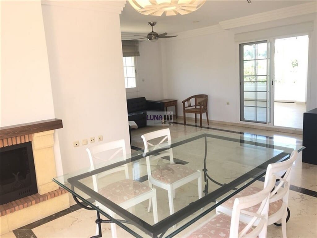 3 quarto Penthouse para arrendar em Rio Real com piscina garagem - 2 800 € (Ref: 9796194)