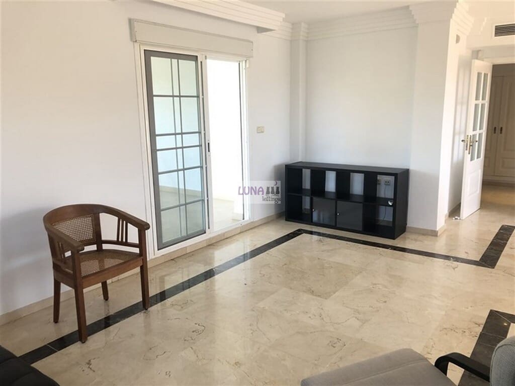 3 quarto Penthouse para arrendar em Rio Real com piscina garagem - 2 800 € (Ref: 9796194)