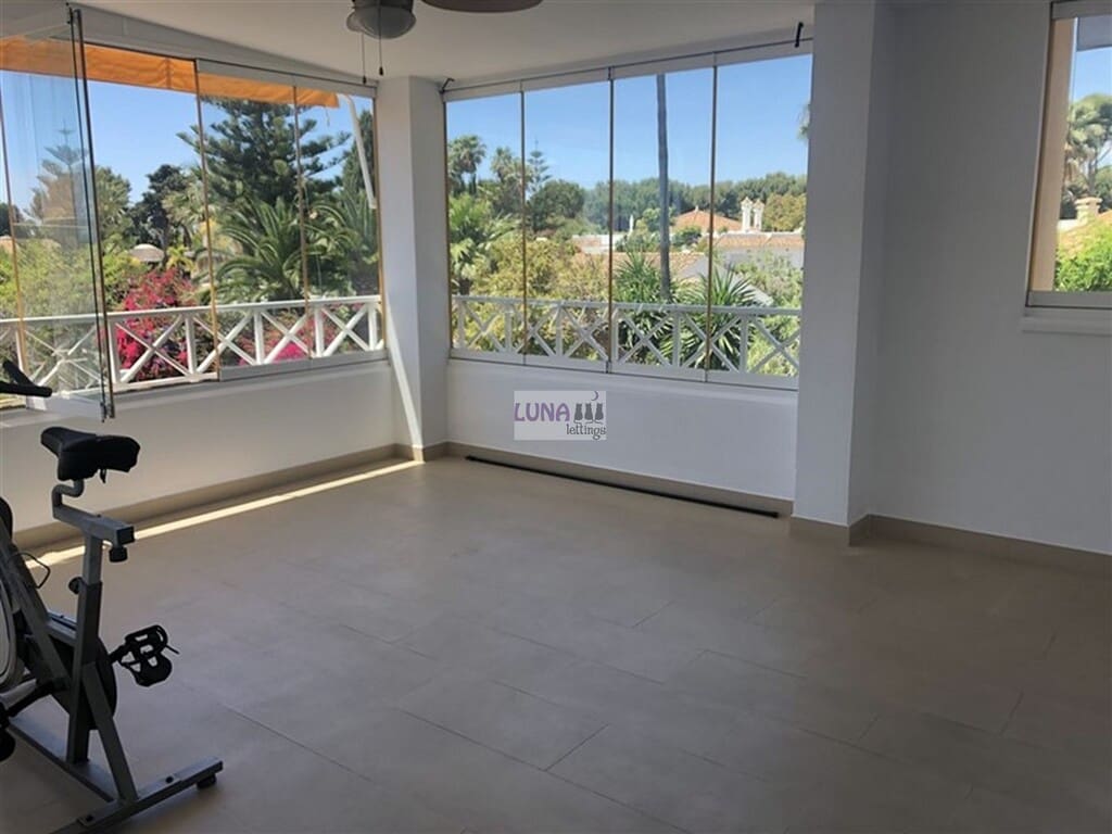 3 quarto Penthouse para arrendar em Rio Real com piscina garagem - 2 800 € (Ref: 9796194)