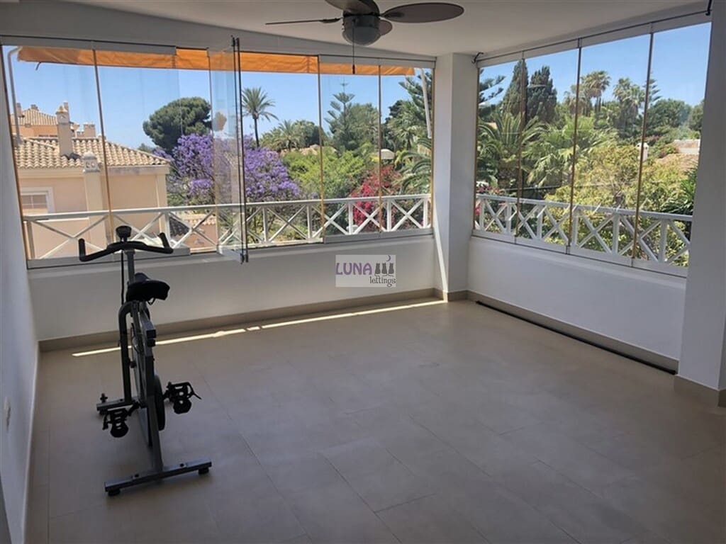 3 quarto Penthouse para arrendar em Rio Real com piscina garagem - 2 800 € (Ref: 9796194)