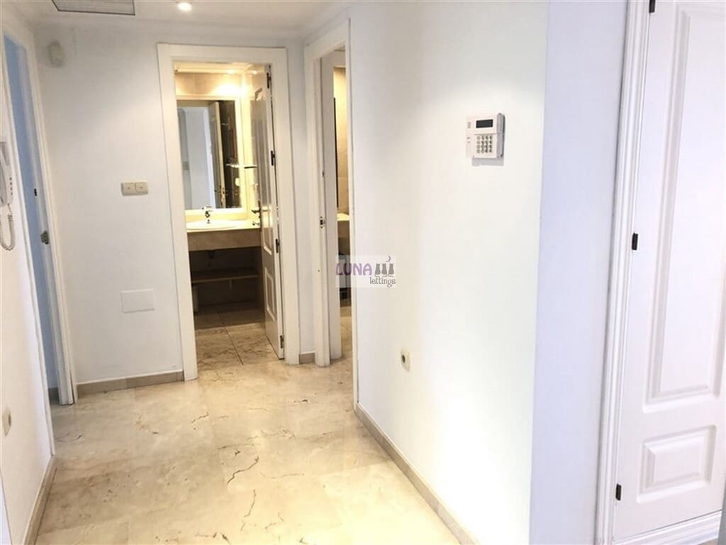 3 quarto Penthouse para arrendar em Rio Real com piscina garagem - 2 800 € (Ref: 9796194)