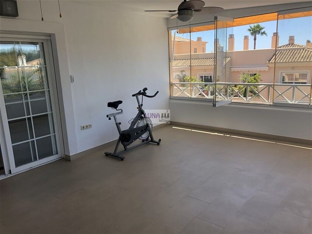 3 quarto Penthouse para arrendar em Rio Real com piscina garagem - 2 800 € (Ref: 9796194)