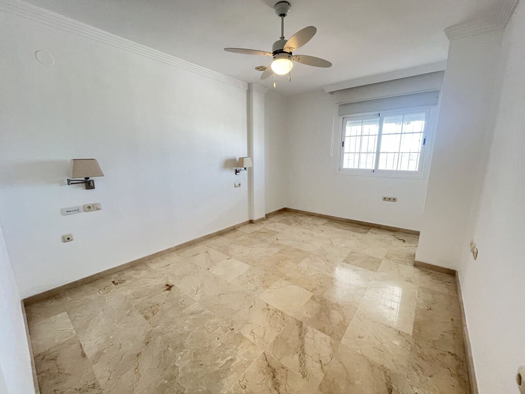 3 soveværelse Penthouse til leje i Rio Real med swimmingpool garage - € 2.400 (Ref: 9796194)
