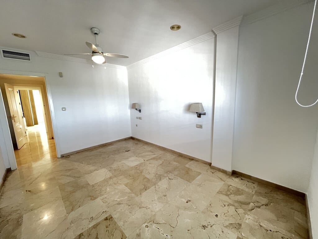 3 soveværelse Penthouse til leje i Rio Real med swimmingpool garage - € 2.400 (Ref: 9796194)