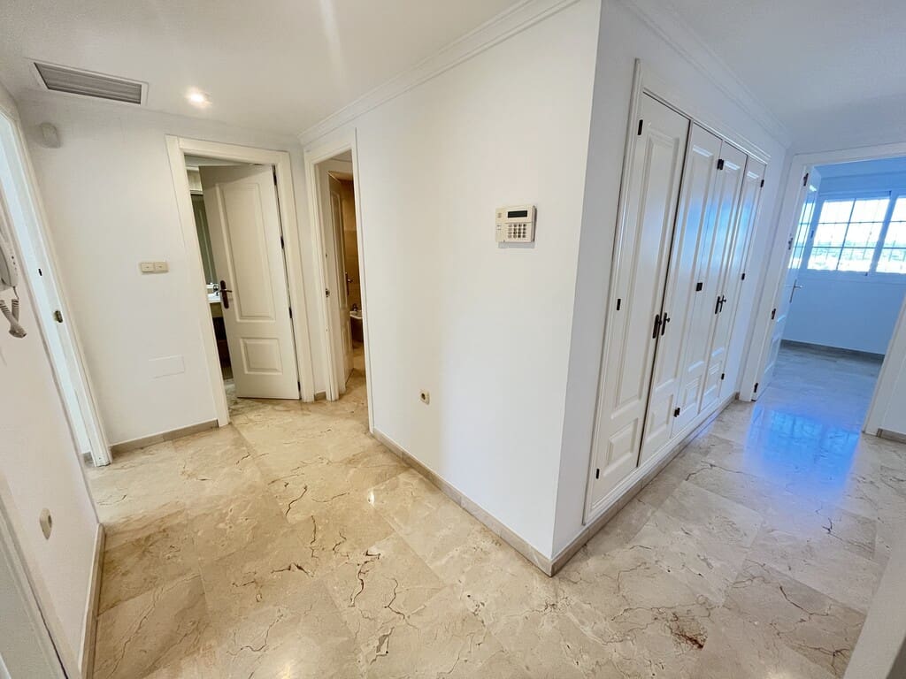 3 soveværelse Penthouse til leje i Rio Real med swimmingpool garage - € 2.400 (Ref: 9796194)