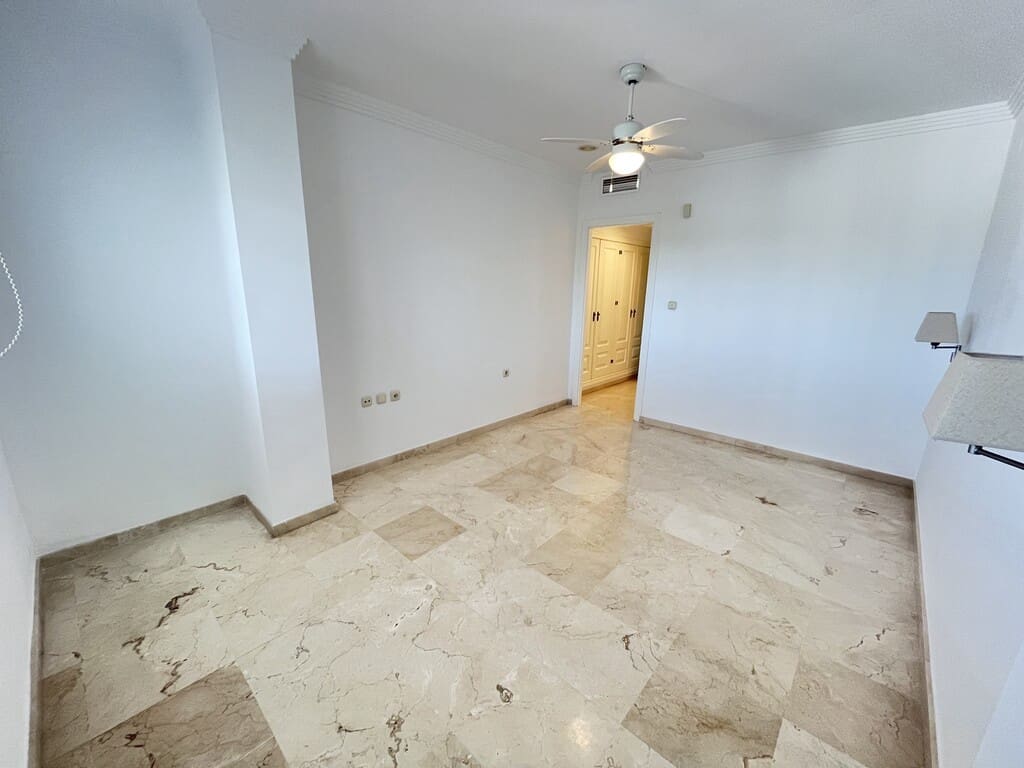 3 soveværelse Penthouse til leje i Rio Real med swimmingpool garage - € 2.400 (Ref: 9796194)