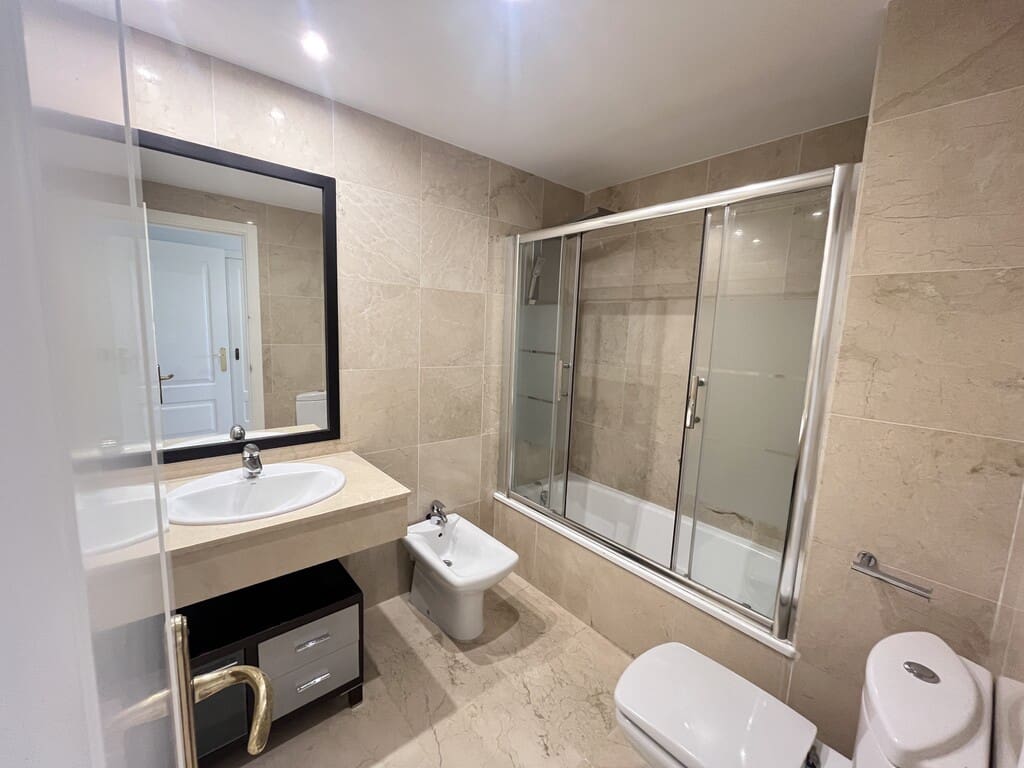 3 soveværelse Penthouse til leje i Rio Real med swimmingpool garage - € 2.400 (Ref: 9796194)