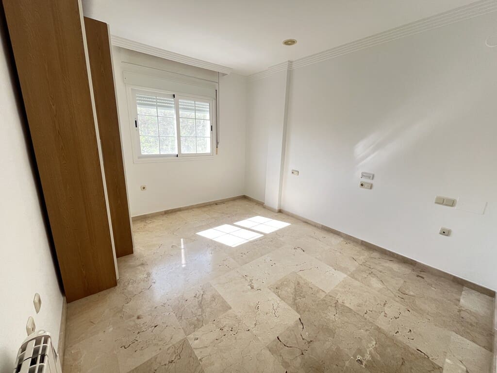 3 soveværelse Penthouse til leje i Rio Real med swimmingpool garage - € 2.400 (Ref: 9796194)
